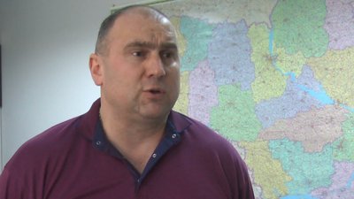Дерева зрізають через скарги водіїв - вони створюють небезпеку на дорозі, каже директор Обласної служби місцевих доріг Сергій Дуда. Фото: Суспільне. Поділля. Дерева зрізають через скарги водіїв - вони створюють небезпеку на дорозі, каже директор Обласної служби місцевих доріг Сергій Дуда. Фото: Суспільне. Поділля.