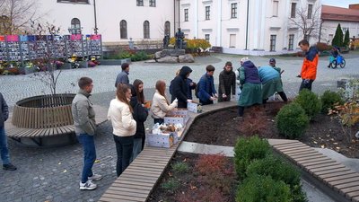 Працівники "зеленбуду” разом з учнями технічного ліцею висаджують квіти на площі Шевченка у пам'ять про загиблих оборонців.Фото: Суспільне Вінниця Працівники "зеленбуду” разом з учнями технічного ліцею висаджують квіти на площі Шевченка у пам'ять про загиблих оборонців.Фото: Суспільне Вінниця
