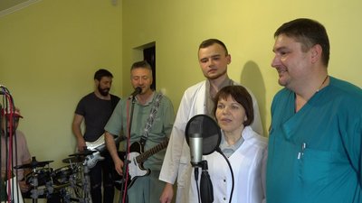 Кропивницькі лікарі записали пісню про війну