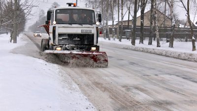 Розчищення доріг у Луцькій громаді: комунальники перейшли на цілодобовий режим роботи