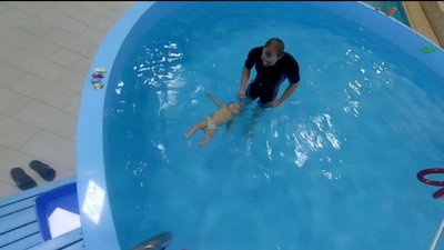 У басейн з народження.Чим корисне раннє плавання для дітей У басейн з народження.Чим корисне раннє плавання для дітей