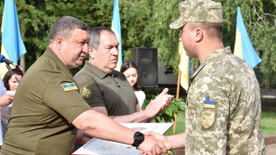 У Кропивницькому в День прапора вручили нагороди військовим та представникам громадських організацій У Кропивницькому в День прапора вручили нагороди військовим та представникам громадських організацій