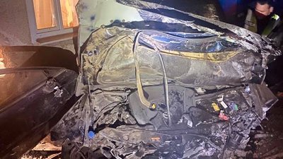 На Франківщині автомобіль в'їхав у житловий будинок. Загинула одна людина На Франківщині автомобіль в'їхав у житловий будинок. Загинула одна людина