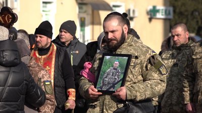 Дружили і загинули з різницею в день: на Черкащині прощалися з двома воїнами Дружили і загинули з різницею в день: на Черкащині прощалися з двома воїнами