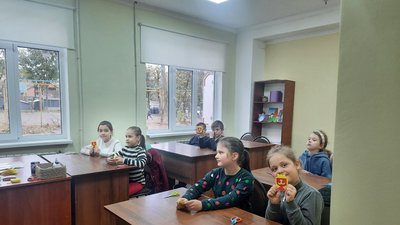 "Роблю, щоб підтримати армію". У Вінниці відбувся дитячий майстер-клас із виготовлення значків