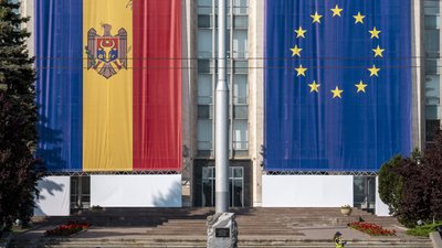 Прапори Молдови та ЄС