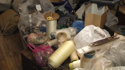 У Житомирі плетуть маскувальні сітки для потреб фронту У Житомирі плетуть маскувальні сітки для потреб фронту