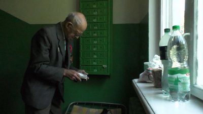 У Чернігові 94-річний дідусь живе у під’їзді