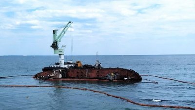 Біля танкера Delfi в Одесі почали роботи, однак підіймати танкер поки що не планують Біля танкера Delfi в Одесі почали роботи, однак підіймати танкер поки що не планують