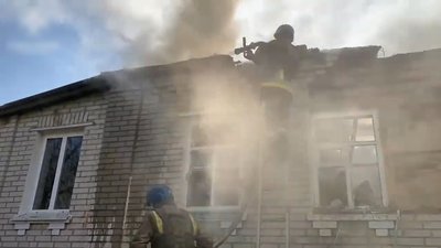 На Сумщині рятувальники під час гасіння пожежі потрапили під обстріл — ДСНС На Сумщині рятувальники під час гасіння пожежі потрапили під обстріл — ДСНС
