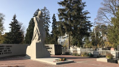У Сумах покладанням квітів відзначили День вигнання нацистських окупантів з України У Сумах покладанням квітів відзначили День вигнання нацистських окупантів з України