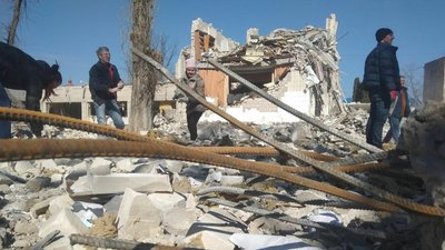 У Житомирі прибирають територію розбомленої російськими військами школи