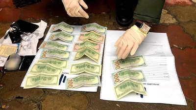 На хабарі у розмірі 1400 доларів затримали прикарпатського поліцейського