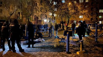 У Рівному чоловік кинув гранату на дитмайданчик. Є травмовані, серед них — дитина У Рівному чоловік кинув гранату на дитмайданчик. Є травмовані, серед них — дитина