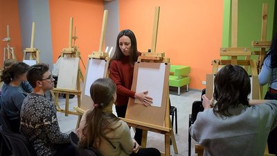 У Кропивницькому художники малювали портрет військового. Це частина патріотичного проєкту
