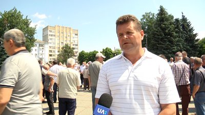 У Житомирі більше сотні житомирян біля приміщення обласної ради вимагали перерахунку пенсій У Житомирі більше сотні житомирян біля приміщення обласної ради вимагали перерахунку пенсій