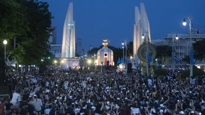 У Таїланді тисячі людей вимагали відставки уряду та реформи монархії У Таїланді тисячі людей вимагали відставки уряду та реформи монархії