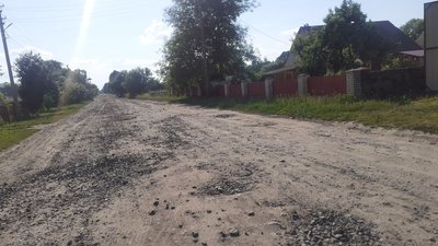 Жителі двох сіл на Волині за власні гроші лагодять дороги