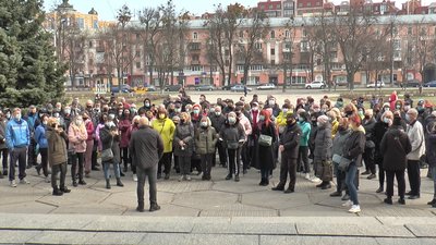 «Вклали гроші у сезонний товар, а нас закрили». У Полтаві протестували проти закриття речових ринків