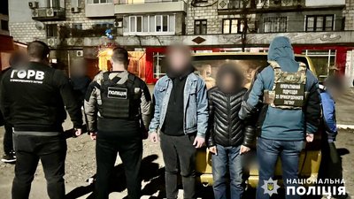 На Одещині затримали чоловіка, який пропонував "працевлаштувати" у митній зоні та перевести через кордон