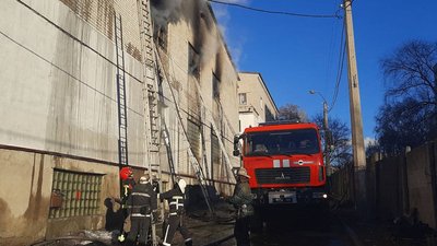 У Харкові 50 рятувальників гасили текстильне виробництво