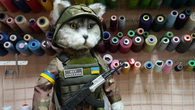 Шиє речі, щоб допомогти ЗСУ. Волонтерка з Херсона робить ковдри та м’які ноші для військових Шиє речі, щоб допомогти ЗСУ. Волонтерка з Херсона робить ковдри та м’які ноші для військових