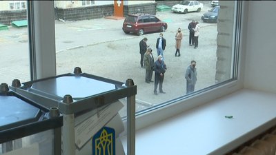 На великих виборчих дільницях у Сумах були черги
