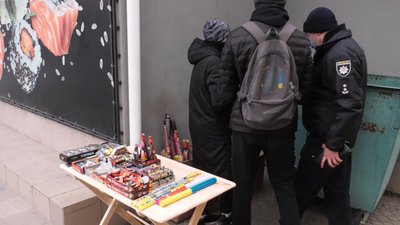 100 кг піротехніки та 240 ялинок вилучили ДСНС і поліція Херсонщини під час передноворічних рейдів 100 кг піротехніки та 240 ялинок вилучили ДСНС і поліція Херсонщини під час передноворічних рейдів