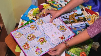 Працівники бібліотеки пропонують писати листівку для дитини з побажаннями. Працівники бібліотеки пропонують писати листівку для дитини з побажаннями.