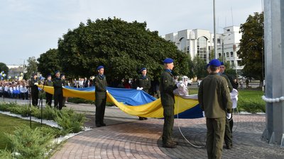 У Луцьку на 50-метровий флагшток підняли найбільший прапор на Волині