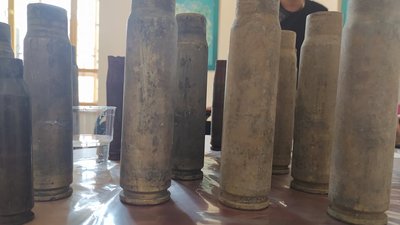 Гільзи та частини снарядів у Сумах перетворювали на арт-об'єкти Гільзи та частини снарядів у Сумах перетворювали на арт-об'єкти