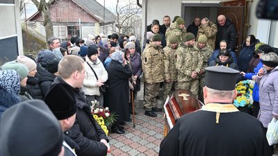 На Тернопільщині у громаді попрощалися із загиблим бійцем Віталієм Кравчуком