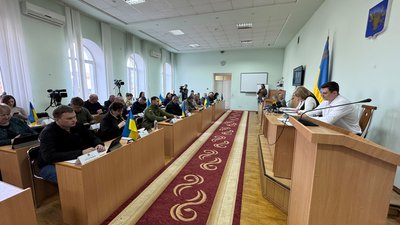 У Прилуках відбулася сесія на якій скоротили посади 2 заступників і дали догану депутату