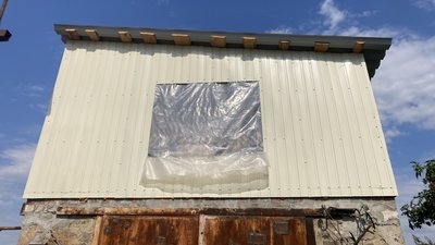 Житель деокупованого села на Харківщині побудував дім з ящиків від російських боєприпасів Житель деокупованого села на Харківщині побудував дім з ящиків від російських боєприпасів