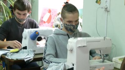 Учні навчально-реабілітаційного центру на Львівщині шиють захисні маски