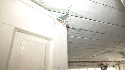 В будинку після вибухів деформувалися стеля і стіни.