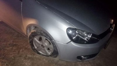 На Рівненщині п'яна жінка угнала авто свого знайомого та пробила два колеса