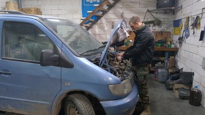 Вінницькі волонтери ремонтують автівки та везуть у зону бойових дій для військових