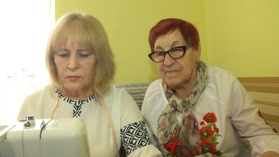 У Хмельницькому пенсіонери шиють постіль для пенсіонерів У Хмельницькому пенсіонери шиють постіль для пенсіонерів