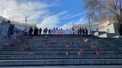 Червоні черевики та дитячі туфлі. В Одесі представили виставку, присвячену домашньому насильству