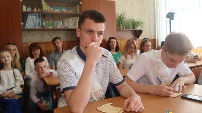 В Охтирці на Сумщині у чотирьох школах святкували останній дзвоник офлайн В Охтирці на Сумщині у чотирьох школах святкували останній дзвоник офлайн