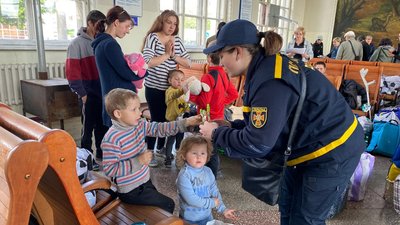 Понад 50 жителів Донеччини приїхали на Житомирщину черговим евакуаційним потягом Понад 50 жителів Донеччини приїхали на Житомирщину черговим евакуаційним потягом