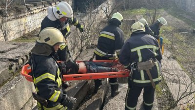 У Запоріжжі врятували чоловіка, котрий впав в господарчу яму 