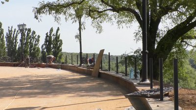 Вкладають плитку, встановлюють лавки і огорожі. Чи встигнуть відремонтувати Вал до Дня Незалежності?