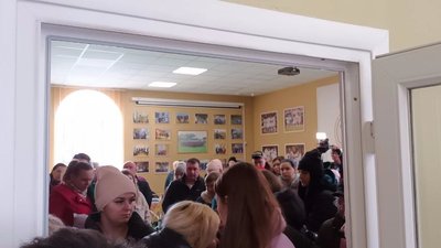 У Тернополі переселенцям вручають сертифікати від іспанських благодійників