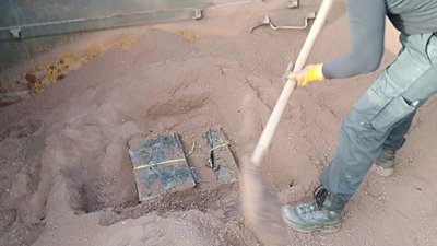 У вагонах з рудою на Львівщині знайшли контрабандні сигарети