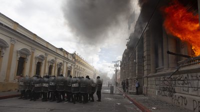 У Гватемалі протестувальники підпалили парламент через скорочення бюджету на освіту