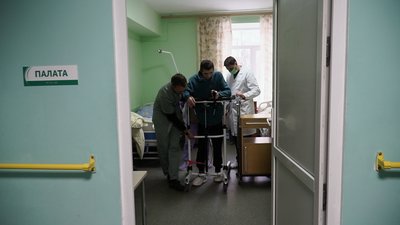 Навчився заново їсти та робить перші кроки: історія військового з Херсонщини, який проходить реабілітацію у Чернігові Навчився заново їсти та робить перші кроки: історія військового з Херсонщини, який проходить реабілітацію у Чернігові
