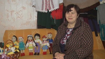 Переселенка почала в’язати патріотичні іграшки Переселенка почала в’язати патріотичні іграшки