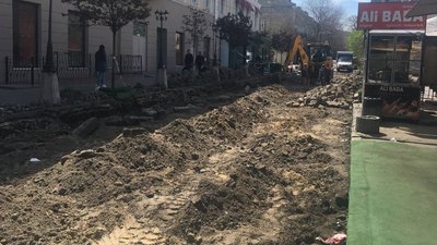 У центрі Одеси бульдозером прибрали бруківку. Замовник робіт обіцяє, що все повернуть на місце У центрі Одеси бульдозером прибрали бруківку. Замовник робіт обіцяє, що все повернуть на місце